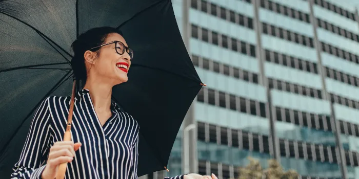 Businesswoman mit Regenschirm